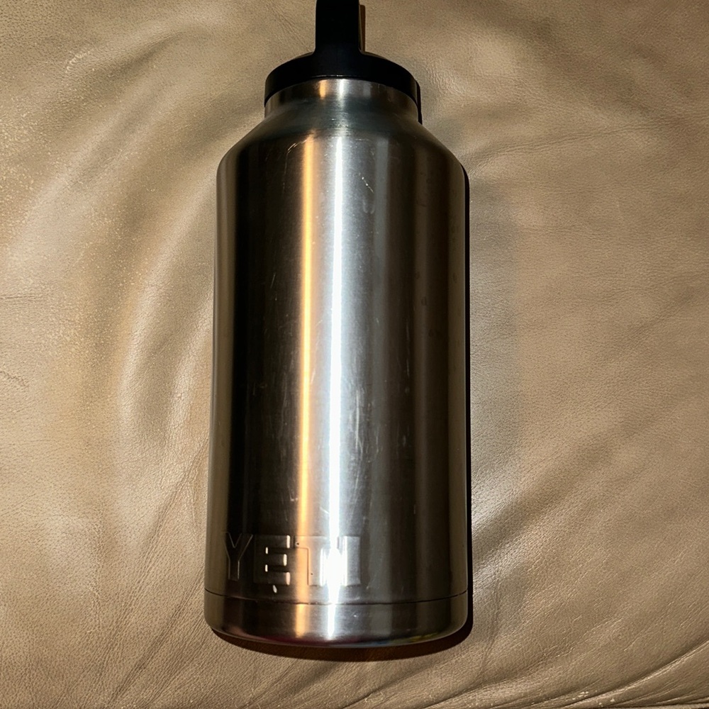 64 OZ STAINLESS YETI WATER BOTTLE